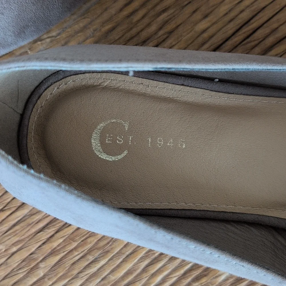 C'est 1946 Taupe Gray Suede Flats Sz 8, Rhinestone Elephant Accents, Like New - Picture 4 of 8